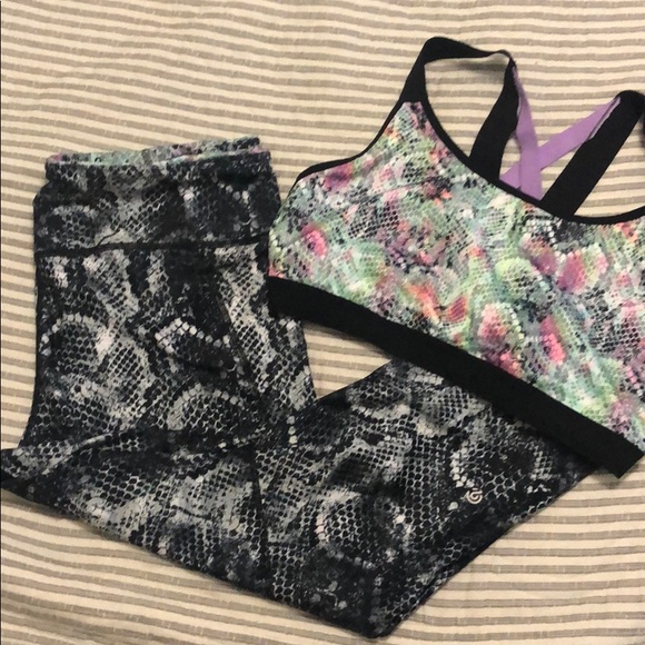 Workout Capri leggings and sports bra - Picture 2 of 3